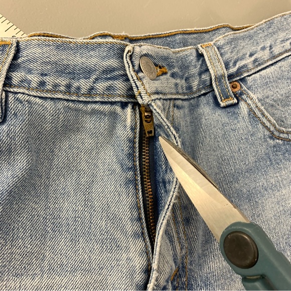 Vintage Levis Strauss Mom Shorts Size 8 Heavy Cotton ( waist 30” ). Flaw - Picture 5 of 13